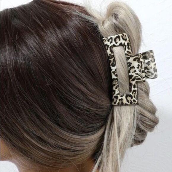𝅺Leopard Print Hair Claw - Picture 1 of 4